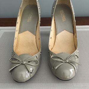 Michael Kors grey pumps